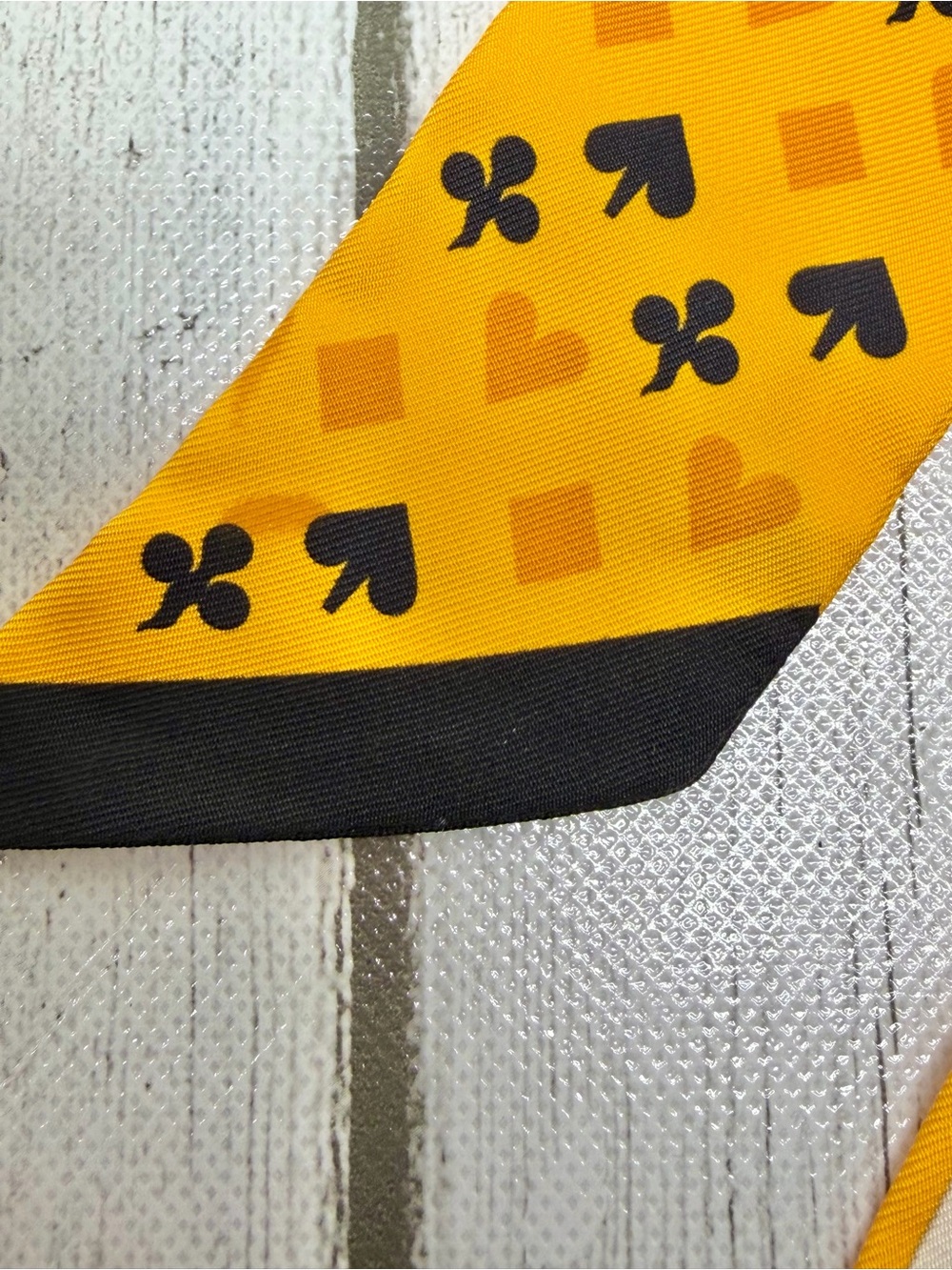 PRE LOVED Hermès "Jeu de Cartes" Twilly Scarf - Picture 9 of 9
